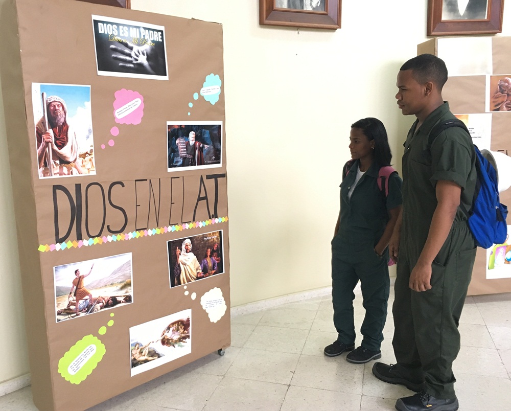 Estudiantes del IPL celebran Feria Bíblica