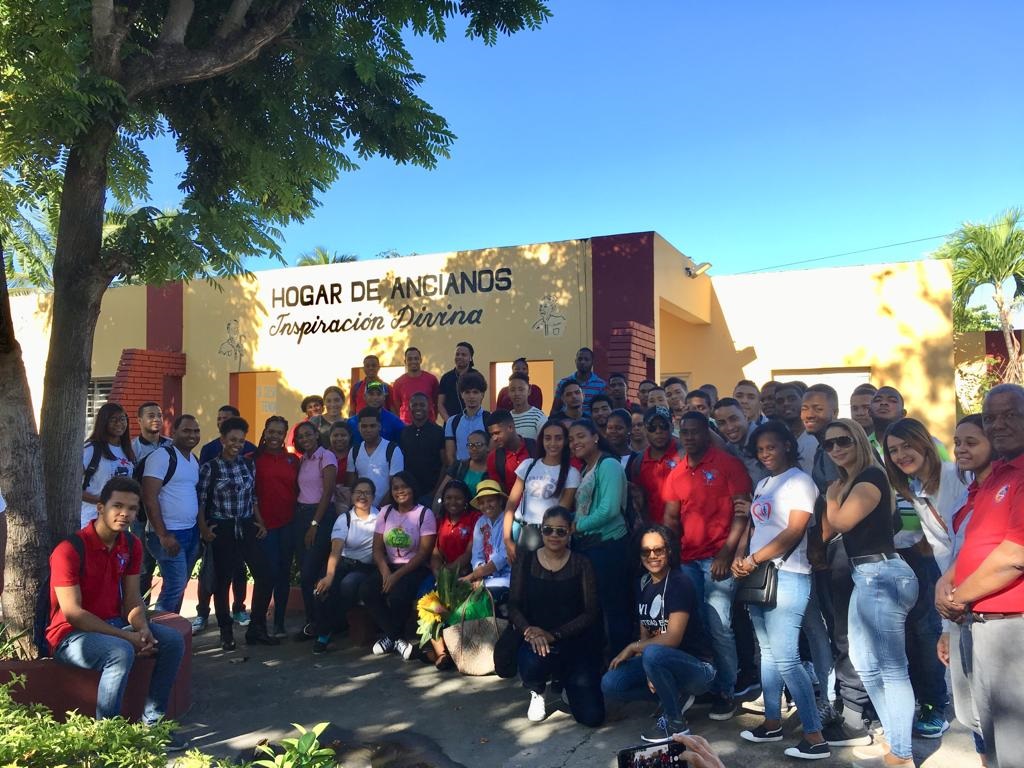 Estudiantes visitan Hogar de Ancianos en Baní